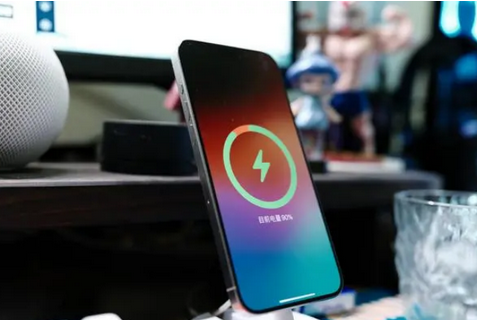 白云苹果15换屏服务分享用什么充电器给iPhone15充电更好 